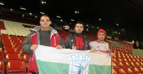 Фенове на „Дунав“ и „Ливърпул“ пяха на „Анфийлд“: Ти никога няма да вървиш сам