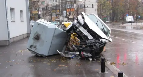 19-годишен шофьор се качи на контейнер за смет с колата си