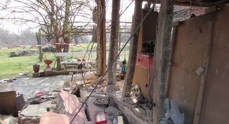 Взрив от газова бутилка събори лятна кухня във Ветово Взрив от газова бутилка събори лятна кухня във Ветово