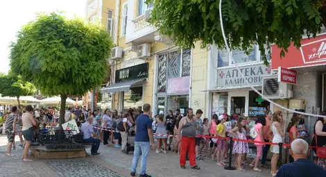 Стотици стояха часове на опашка  за новата книга на влогъра Стан