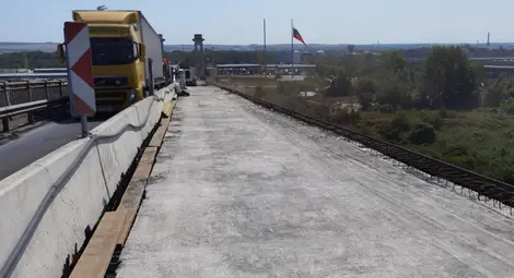 85 нови стоманобетонови панела са монтирани при ремонта на Дунав мост при Русе