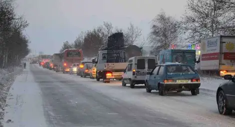 Западен вятър със 122 км/час блокира пътищата в региона