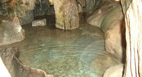 Шок в пещерата "Леденика": Вода залива екскурзианти