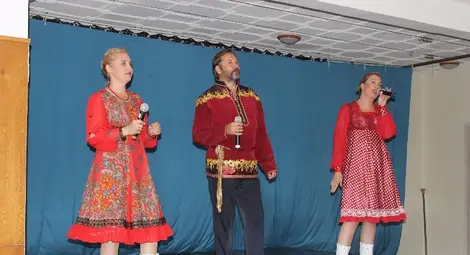 Руски романси и популярни песни  пеят в Щръклево артисти от Сибир