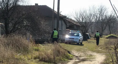 И вчера продължаваха полицейските действия в дома на Благовеста Габровска и около него. Снимка: Русе Медиа И вчера продължаваха полицейските действия в дома на Благовеста Габровска и около него. Снимка: Русе Медиа