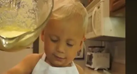 2-годишно момиченце със свое кулинарно шоу