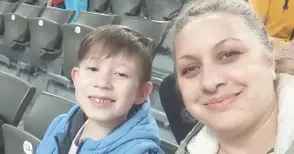 Марти се ражда едва 850 грама и оцелява. Но оттогава животът му е битка