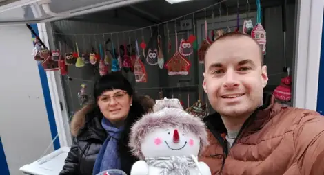 Коледни украшения събират средства  за изложба на малка художничка