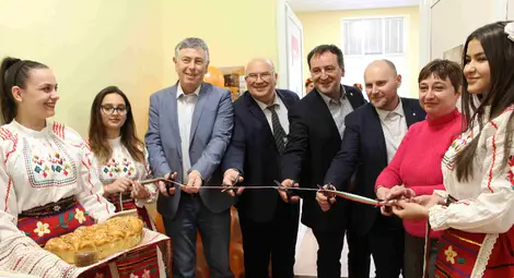 Световна компания за мебелен обков откри учебно-демонстрационен център в Гимназията по дървообработване в Русе Световна компания за мебелен обков откри учебно-демонстрационен център в Гимназията по дървообработване в Русе