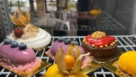 Обновената механа &bdquo;Царско село&ldquo; вдига  настроението и изкушава с вкусни ястия и десерти