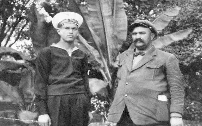 Никола Вапцаров с баща си Йонко Вапцаров, Морската градина Варна (Инв. № 69138)