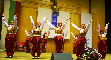 Цветно и богато етнопиршество от изненади на концерта &bdquo;Да празнуваме заедно&ldquo; изпълни пленарната зала на Община Русе