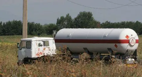 С два крана изтеглят цистерна, излязла от пътя Русе-Бяла