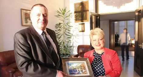 По време на срещата си с посланик Бръндуша Предеску през септември областният управител Борислав Българинов й подари картина с Дунав мост.				 Снимка: ОА