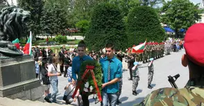 Минута мълчание и цветя за Ботев и загиналите за родината