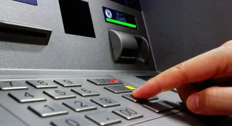 Млад мъж с осем присъди остава в ареста по обвинение в теглене на пари от чужда банкова карта   