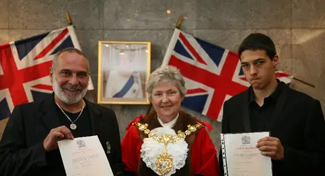 Връчване на сертификата за британско гражданство на Кирил Узунов /Karlo Zuno/ и на неговия син Стефан в канцеларията на Бъкингамския дворец, 2009 г.