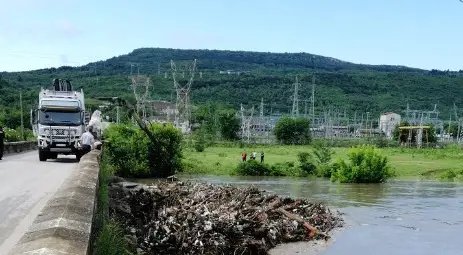 Придошлите води на река Янтра заталачиха с дървета по 7-8 метра моста на пътя Горна Оряховица &ndash; Първомайци /галерия/