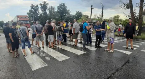 Продължава блокадата на пътя Сливен-Ямбол Продължава блокадата на пътя Сливен-Ямбол