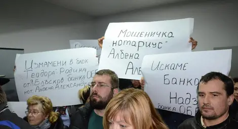 Гневни купувачи на имоти с ипотеки нахлуха в кантората на нотариуса
