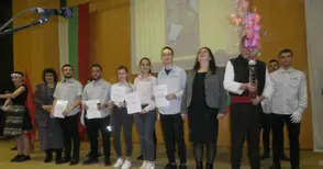 С песни, танци и хороводи Гимназията  по туризъм отпразнува деня на патрона