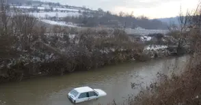 Шофьор оцеля след падане с колата си в Русенски Лом