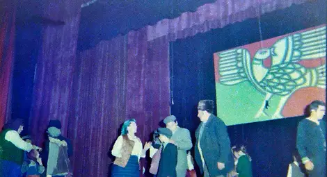 8. Участници във възстановката на народния бит на Поликрайще &bdquo;Изпращане на гурбет&ldquo; преди представянето му на Окръжния преглед, която спечелва Първа награда. Трифонка Романова Попниколова (авторка на сценария, режисьорка и постановчик, в средата) дава последни указания на Никола Кушев (с калпака) и другите участници, Велико Търново, 1980 г.