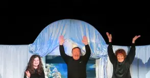 Дядо Коледа идва на гости  на децата в Кукления театър