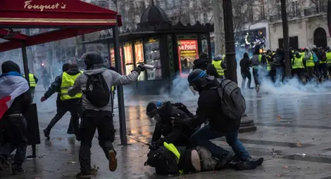 Протестът на "жълтите жилетки&rdquo; в Париж пак се превърна в погром