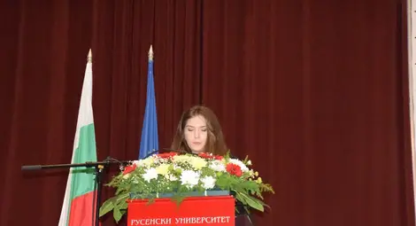 Юридическият факултет на Русенския университет тържествено връчи дипломите на випуск 2025