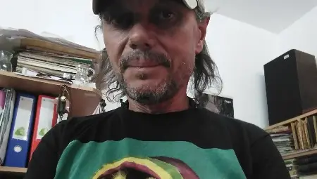 Оги Балканджиев рисува китайски Жълти кучета благотворително Оги Балканджиев рисува китайски Жълти кучета благотворително