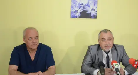 Онкохирургът д-р Бисер Начев /вляво/ и управителят на центъра д-р Камен Кожухаров. 	    Снимка: Красимир СТОЯНОВ