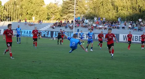 Срещата между двата отбора през есента на стадиона в &bdquo;Здравец&ldquo; завърши с победа на &bdquo;Дунав&ldquo; с резултат 7:0. 						             Снимка: Архив &bdquo;Утро&ldquo;