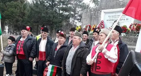 Мъжки хор пя възрожденски песни  пред паметника край село Мечка