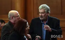 Парламентът посрещна Ламбо с аплодисменти