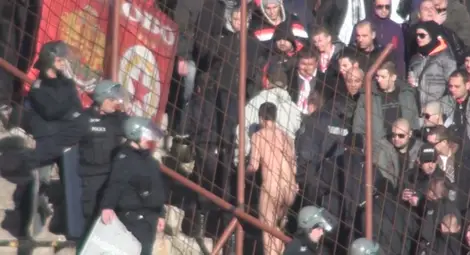 Голям скандал в "армейския" сектор - набиха и съблякоха чисто гол фен на Левски (видео+снимки)