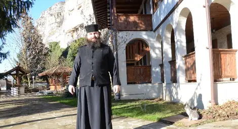 Единственият монах в Басарбовския манастир загърбил поезията и суетата заради вярата