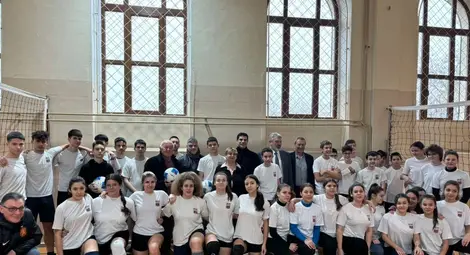 Учениците от &bdquo;Христо Ботев&ldquo; с дар от Георги Иванов