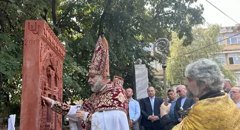 Председателят на Съюза на арменците в Европа: Този камък близо 2 години се намира в България, Бог пожела да бъде в двора на русенската църква