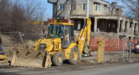 Запълват огромната дупка след ВиК ремонта по &bdquo;Трети март&ldquo;