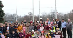 Малки полицаи пяха и танцуваха на тържество „Да правим добро“