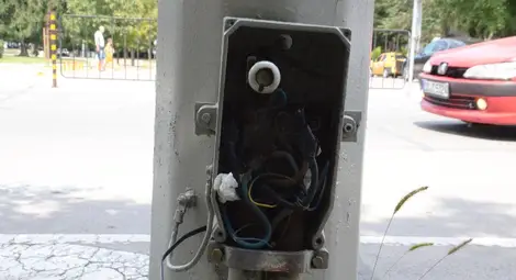 Оголени кабели на улична лампа  дебнат заплашително по велоалея