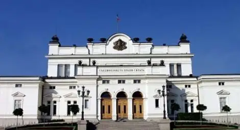 Парламентът с извънредно заседание във вторник
