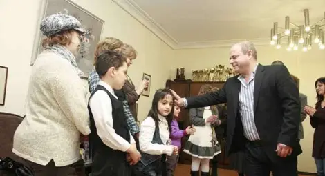 Коледарчета от Ресурсния център поздравиха кмета Стоилов и зам.областния Маринов /галерия/