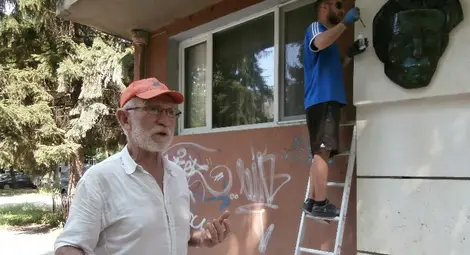 Трябва да се вникне в техниките при изработката и поставянето на паметника, след това да се направи най-доброто, казва известният скулптор.                                               Снимка: Авторът