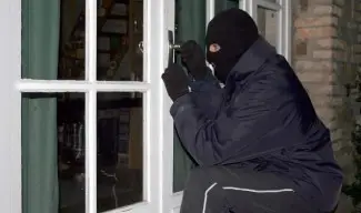 Семейство на почивка остана без 25 грама злато