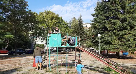 Обновена площадка в акцията на „Празник на квартала – Заедно в Здравец“ /галерия/ Обновена площадка в акцията на „Празник на квартала – Заедно в Здравец“ /галерия/
