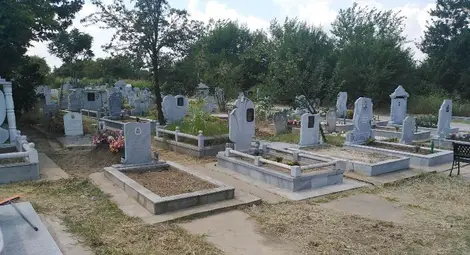 С нова техника почистват двата гробищни парка