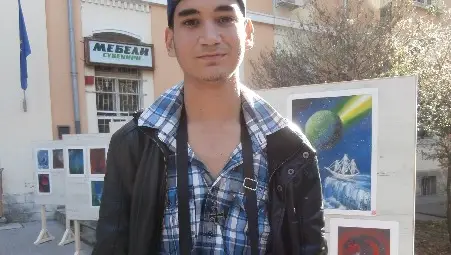 Бъдещ дизайнер рисува със спрей и четка космически импресии