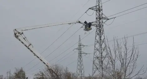 Вятър и мокър сняг оставиха на тъмно 16 населени места